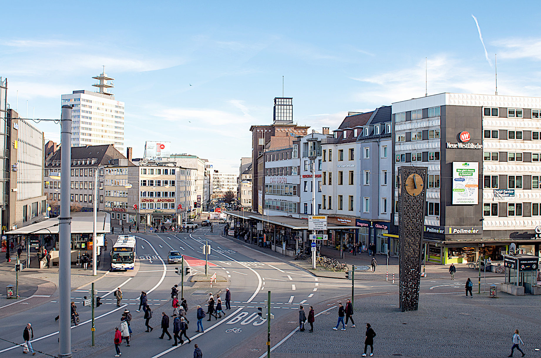 der Jahnplatz, Verkehrsknotenpunkt in der Bielfelder Innenstadt