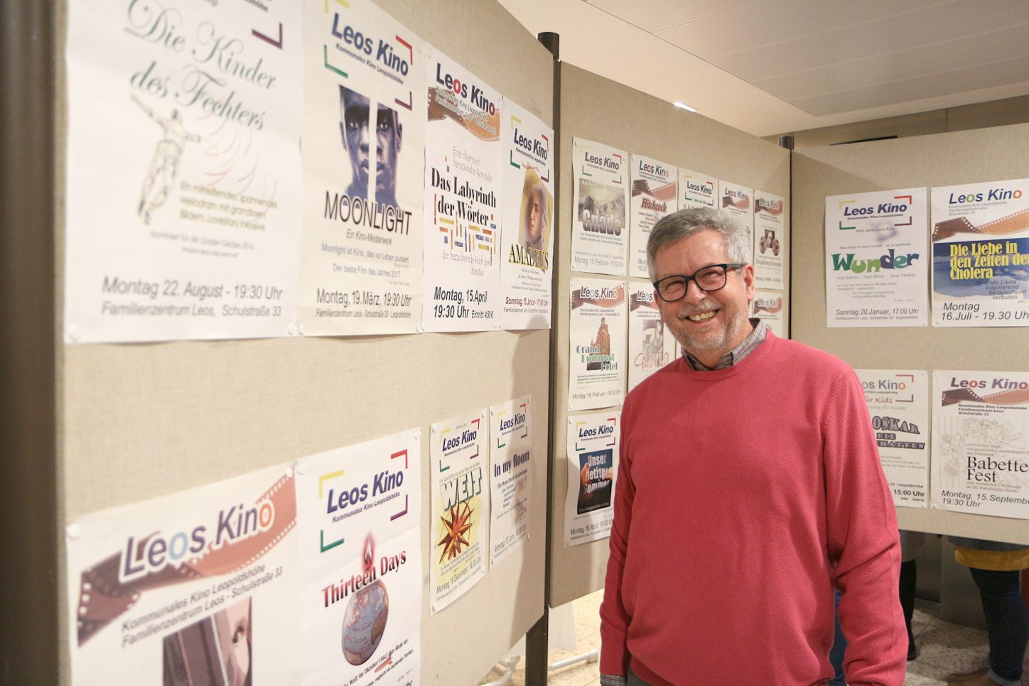 Axel Zander steht 2020 im Rathaus-Foyer inmitten seiner Plakate für Leos Kino. Der inzwischen ausgeschiedene Grafiker war seit Anfang an im Team für das Kommunale Kino. Die einhundertste Vorstellung von Leos Kino war der Anlass, die von Zander gestalteten Plakate gesammelt zu zeigen. Archivfoto: Thomas Dohna
