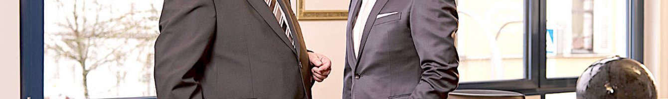 Vorstandsmitglied Richard Christophelsmeier (links) und der Vorstandssprecher Matthias Kruse der Volksbank Bad Salzuflen