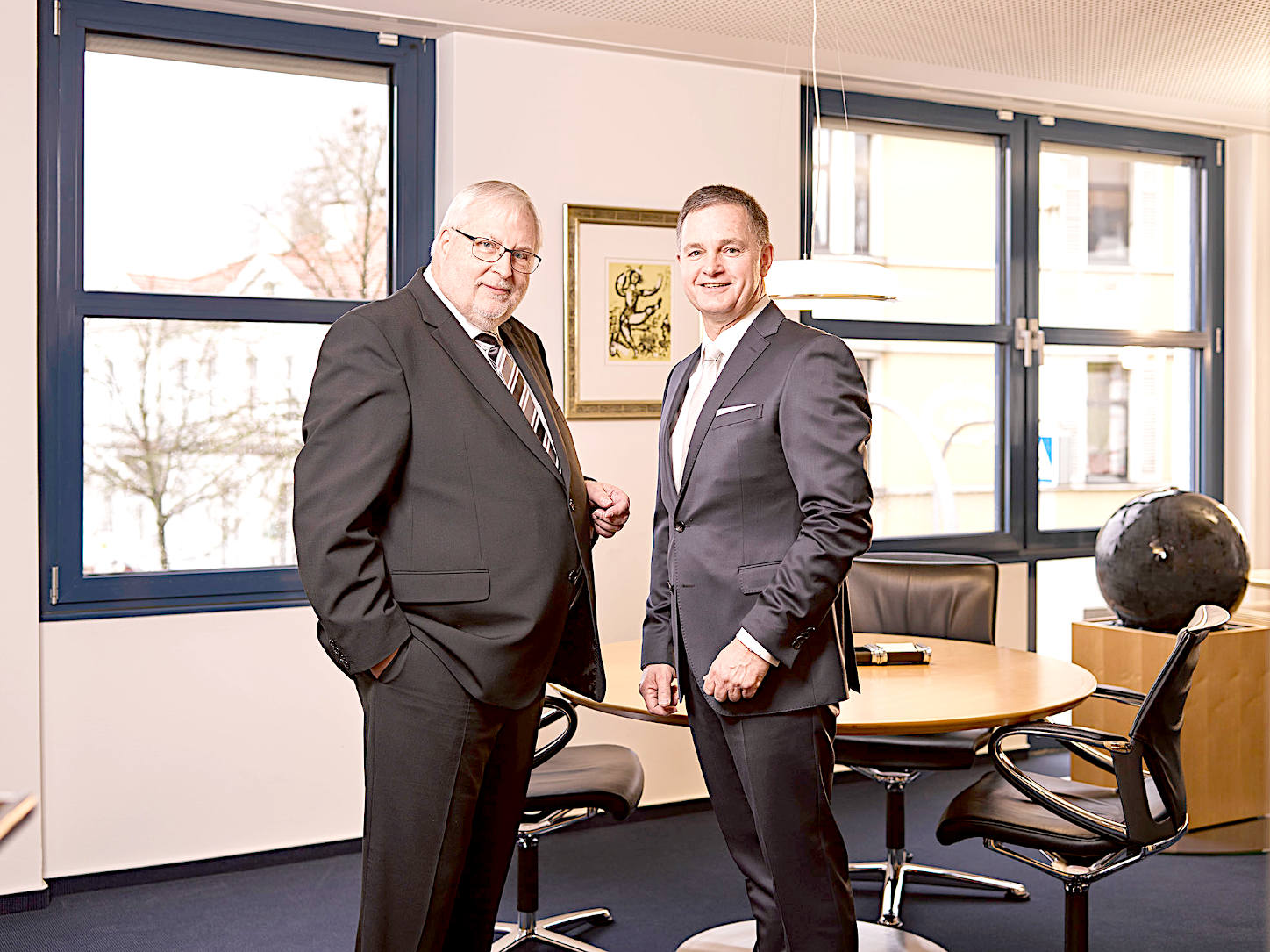 Vorstandsmitglied Richard Christophelsmeier (links) und der Vorstandssprecher Matthias Kruse der Volksbank Bad Salzuflen