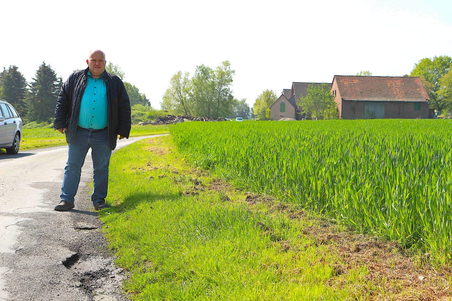 Andreas Brinkmann steht im Sommer 2019 auf dem Hakenheider Weg. Damals hatte er sich schon einige Jahre für die Sanierung der Straße stark gemacht. Archivfoto: Thomas Dohna