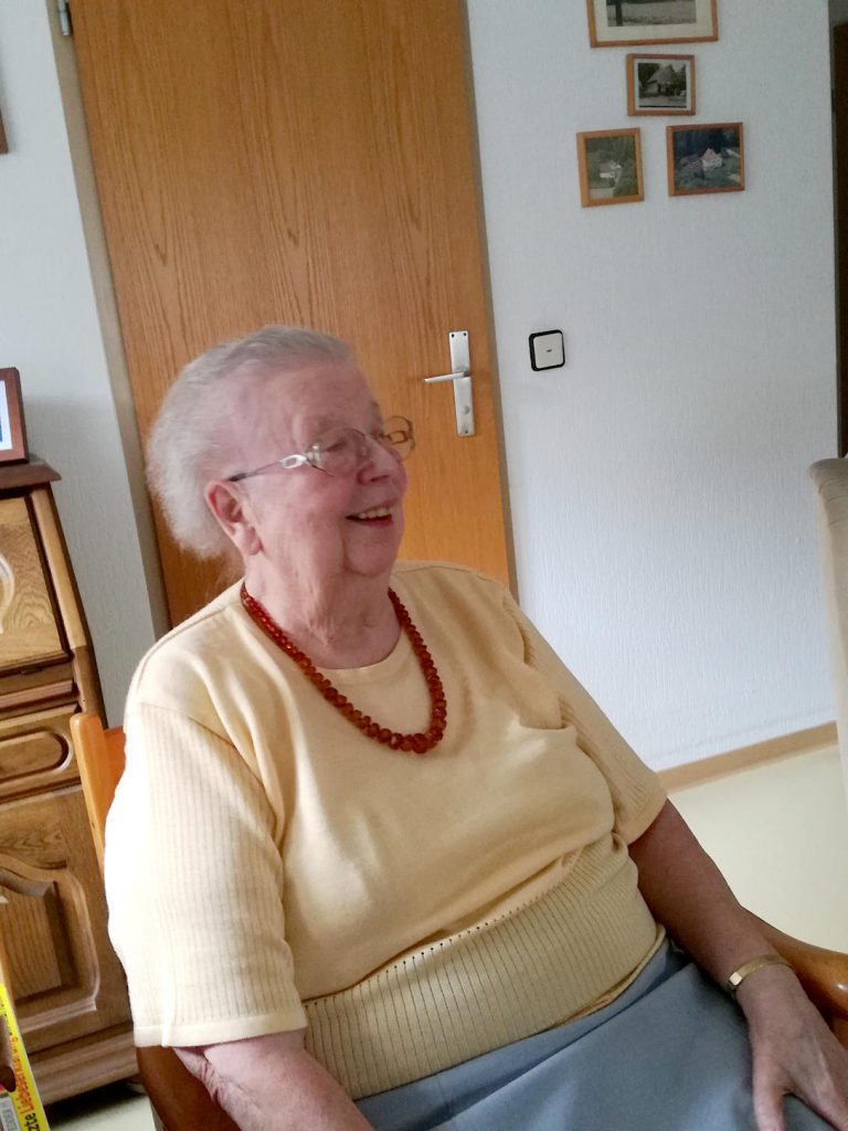 Zu den Schormanns in Bexterhagen kam das Kriegsende in einem Jeep. Daran kann sich Anneliese Schormann gut erinnern. Foto: Kornelia Schauf