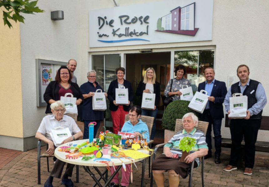 Übergabe Basteleien an Senioren