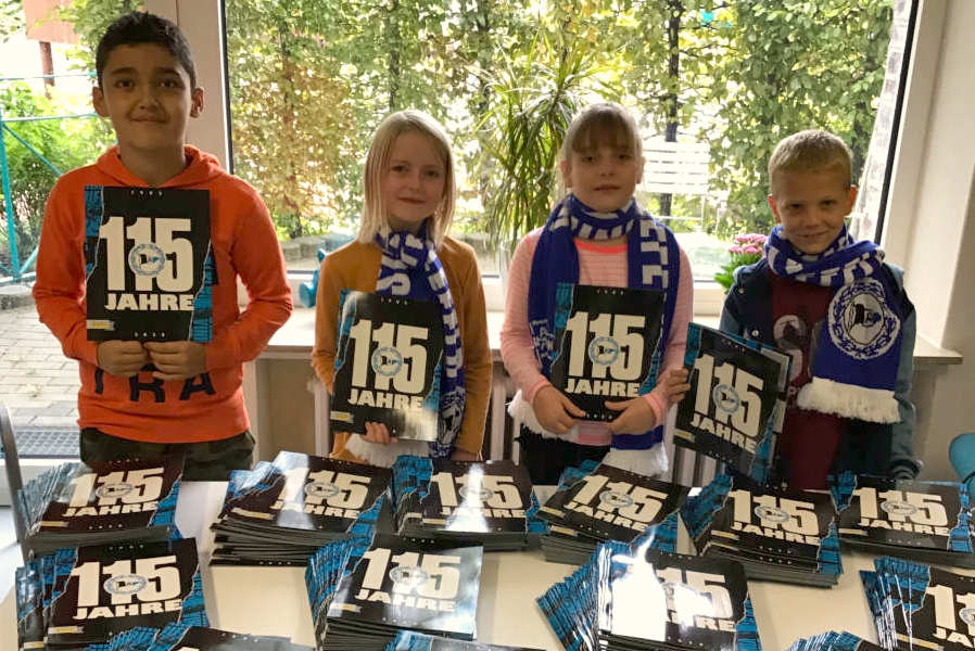 Arminia überrascht die KInder der GS Asemissen