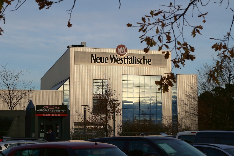 In der Abendsonne leuchtet die Titelei der Neuen Westfälischen am Druckhaus Sennestadt, das die Neue Westfälische im Laufe des nächsten halben Jahres aufgeben wird. Foto: Thomas Dohna