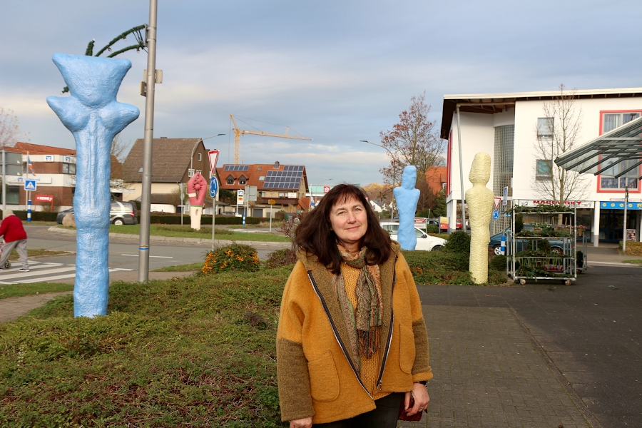 Sigrid Pöppelmann-Terwey leitete viele Jahre Kunstleistungskurse an der Felix-Fechenbach-Gesamtschule. Daraus sind auch die Skulpturen am Kreisel in Asemissen entstanden. Foto: Thomas Dohna