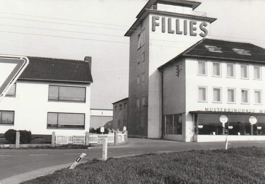 Aus dem Heimatarchiv stammt dieses Foto der Möbelfabrik Fillies mit ihrem charakteristischen Turm.