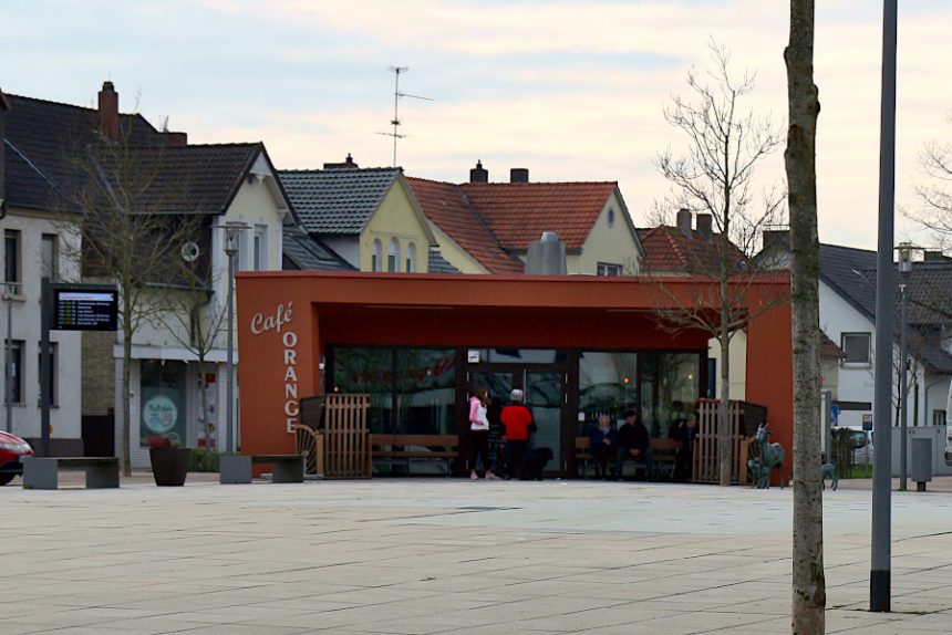 Der Betrieb des Café Orange wird von der evangelisch-reformierten Kirchengemeinde Leopoldshöhe übernommen. Seit Beginnt der Corona-Krise ist das Café geschlossen. Der Pächter gab im Winter auf. Foto: Thomas Dohna