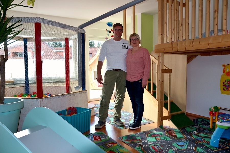 Patrick und Sonja Vogt stehen in ihrer Tagespflegewohnung, die sie gemeinsam für die Betreuungskinder eingerichtet haben. Patrick Vogt absolviert gerade eine Qualifizierung zur Tagespflegeperson. Foto: Thomas Dohna  