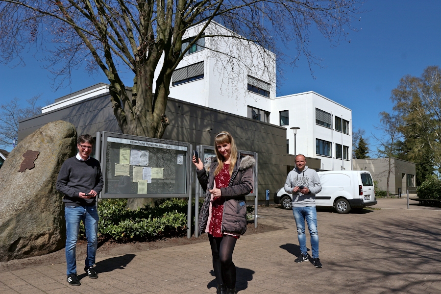 Bürgermeister Martin Hoffmann, Olga Schmidt vom Bürgerbüro und der Leiter des Sachbereiches Ordnung der Gemeindeverwaltung stellen die Online-Terminbuchung fürs Rathaus vor. Foto: Thomas Dohna