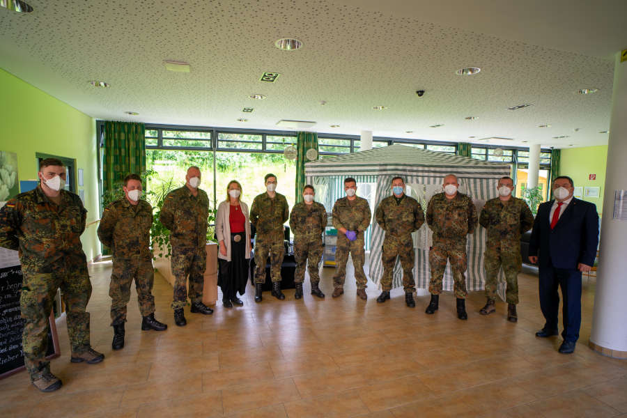 Austausch zu den Erfahrungen aus dem Hilfeleistungseinsatz: (v.l.) Daniel Hirsch (Oberstabsgefreiter), David Schubert (Oberstabsgefreiter), Oliver Behrens (Stabsfeldwebel, Verbindungsfeldwebel), Martina Jetschick (Einrichtungsleiterin Seniorenresidenz Hoffmannspark Bad Salzuflen), Dennis Ludwig (Oberstabsgefreiter), Anna Brüggemann (Stabsgefreite), Leonid Bokmeier (Oberstabsgefreiter), Marcel Freitag (Hauptfeldwebel, Verbindungsfeldwebel), Jürgen Kühn (Oberstleutnant und Leiter Kreisverbindungskommando Lippe), Christoph Böker (Verbindungsoffizier zur Brigade 21) und Landrat Dr. Axel Lehmann. Foto: Kreis Lippe