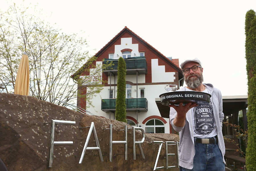 Thorsten Bökenbrink lädt ins Café Fahrzeit am Bahnhof Oerlinghausen in Leopoldshöhe-Asemissen ein. Foto: Thomas Dohna