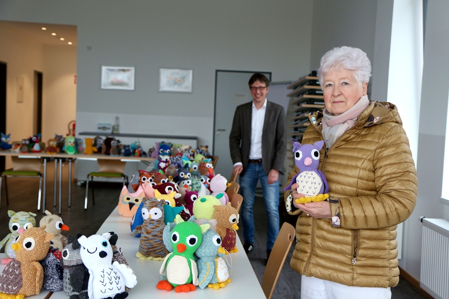 Vera Knoll hat für ihren Mann eine Violette Eule ausgesucht. Bürgermeister Martin Hoffmann unterstützte mit seinem Besuch die Demenzeulenaktion. Foto: Thomas Dohna