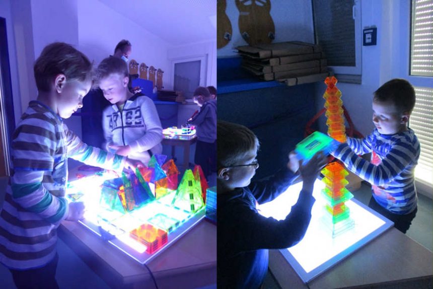 Kinder bauten mit transparenten Bausteinen Lichtgebäude. Foto: Kindertagesstätte Greste