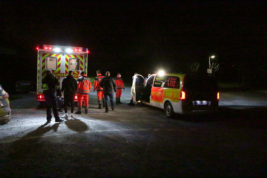 Ein Notarzt und ein Rettungswagen stehen auf dem Parkplatz des Sportplatze s an der Grester Straße. Die Nachtstreife von Polizei und Ordnungsamt hatte dort eine Gruppe junger Erwachsener aufgestöbert und einen anscheinend zusammengebrochenen jungen Mann gefunden. Foto: Thomas Dohna