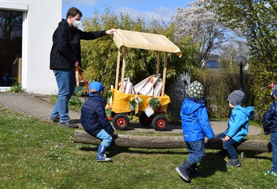 Zum Welttag des Buches haben Mitarbeiter und Kinder der Kinderttagesstätte Schuckenbaum einen Bücherwagen gestaltet. Foto: Kita Schuckenbaum