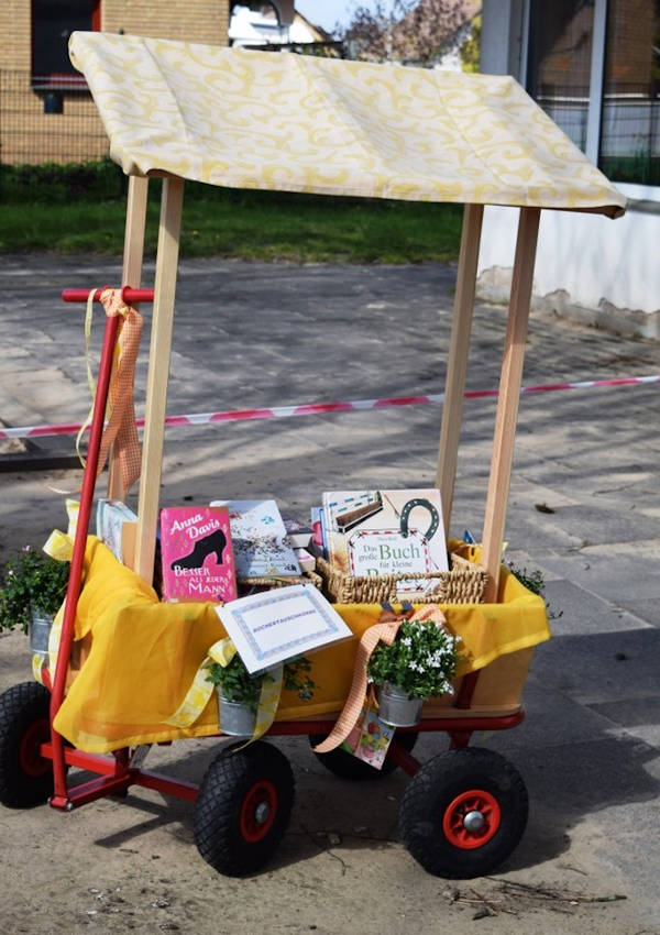 Der Bücherwagen steht bei schönem Wetter vor der Tür. In ihm kann nach Büchern gestöbert werden. Foto: Kita Schuckenbaum