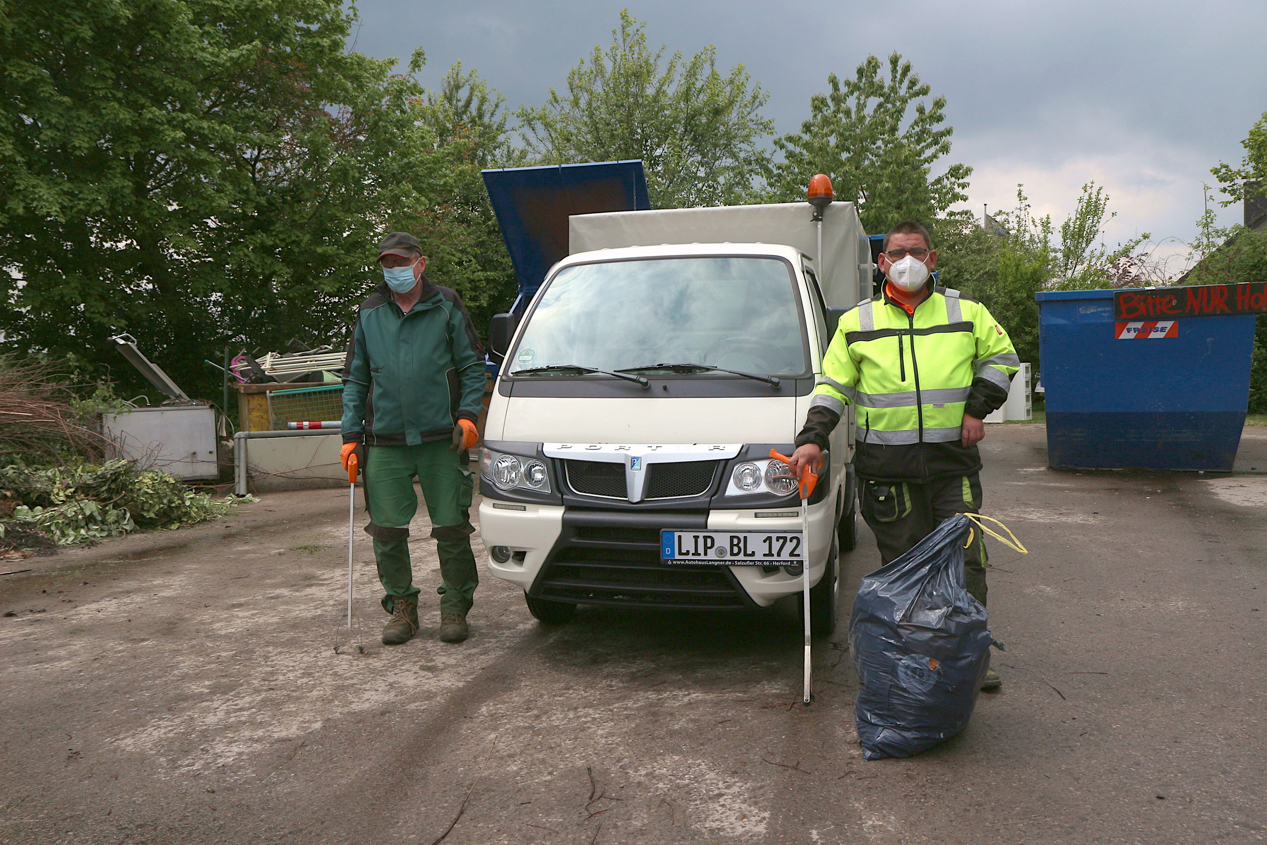 Montags und freitags sind Lothar Rottschäfer (links) und Christian Rentz mit ihrem kleinen Fahrzeug unterwegs, um wilden Müll aufzusammeln. Manchmal müssen sie den großen Laster nachordern. Foto: Thomas Dohna