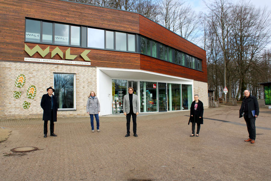 Hermann Ritter (euwatec-Geschäftsführer), Nina Schönebeck (euwatec), Günter Weigel (LTM-Geschäftsführer), Elke Althof (Fachbereichsleiterin Jobcenter Lippe), Stefan Susat (Vorstand Jobcenter Lippe). Foto: Lippe Tourismus & Marketing GmbH.