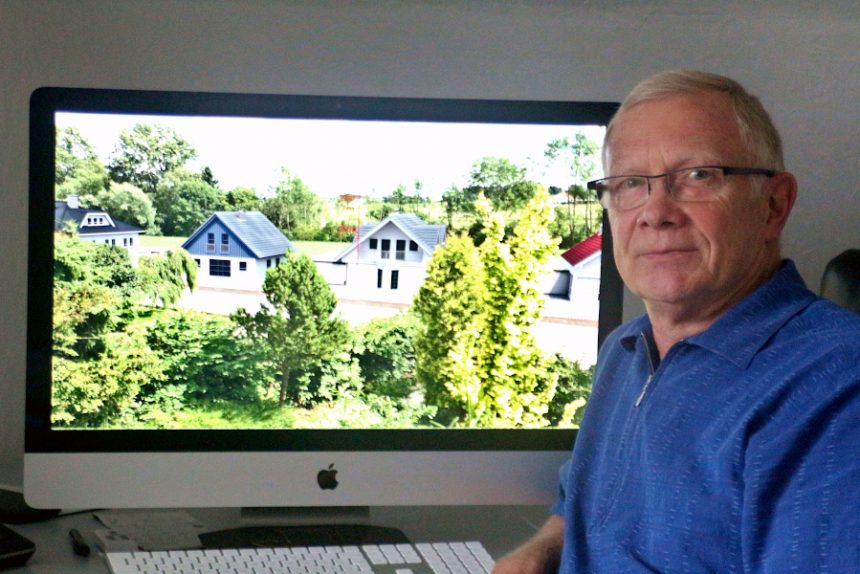 Horst Koring zeigt auf dem Bildschirm die Ansicht, die das Planungsbüro auch der Politik präsentiert hat. Archivfoto: Thomas Dohna