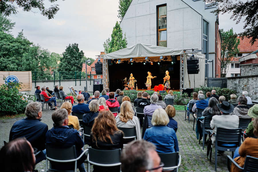 Ähnlich wie beim Kultursommer 2020 in Paderborn, wird es in diesem Jahr auch im Kreis Lippe jede Menge Kulturveranstaltungen unter freiem Himmel geben – allerdings mit einer mobilen Bühne. „Kultour auf Rädern“ eben. Foto: Thorsten Hennig