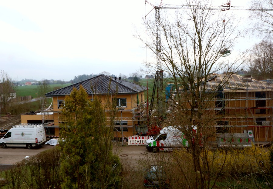 Aus seinem Dachgeschoss blickt Horst Koring auf die neuen Häuser an der anderen Seite der Straße Am Mühlenbach. Sie sind deutlich breiter als versprochen, aber im Rahmen der Vorgaben des Bebauungsplanes gebaut. Foto: Thomas Dohna