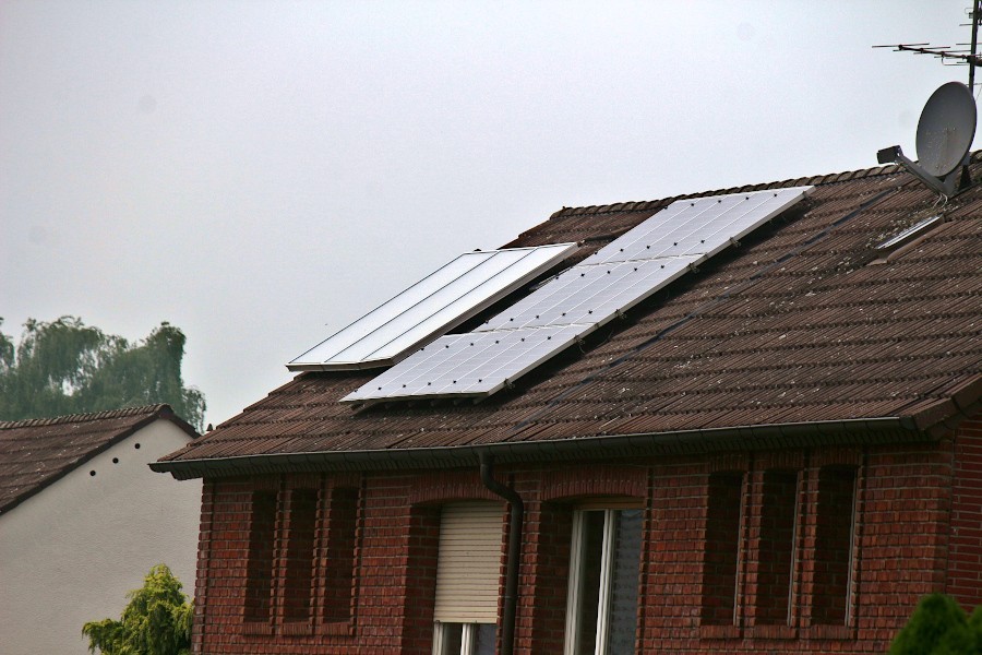 Ein Sonnenkollektor für warmes Wasser und eine Photovoltaikanlage sammeln auf diesem Dach Sonnenenergie. Foto: Thomas Dohna