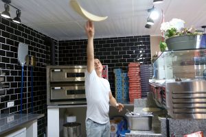 Die Pizza fliegt, wenn Daniele Ventura loslegt. Seit 30 Jahren backt er Pizzen, jetzt auch in einer eigenen Pizzeria mit Lieferdienst. Foto: Thomas Dohna