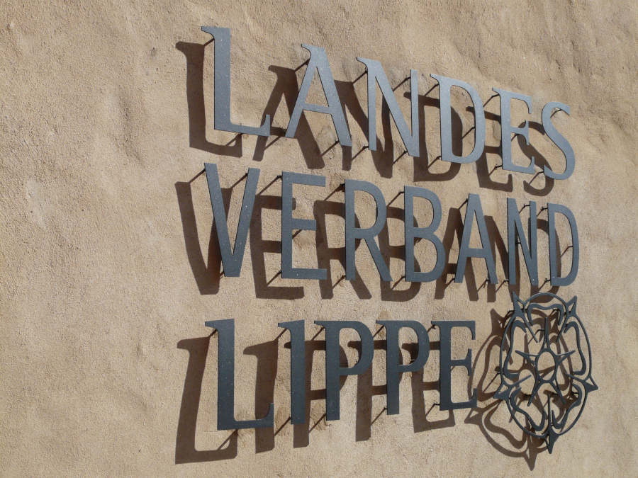 Schriftzug „Landesverband Lippe“ am Schloss Brake, dem Verwaltungssitz. (Foto: Landesverband Lippe)