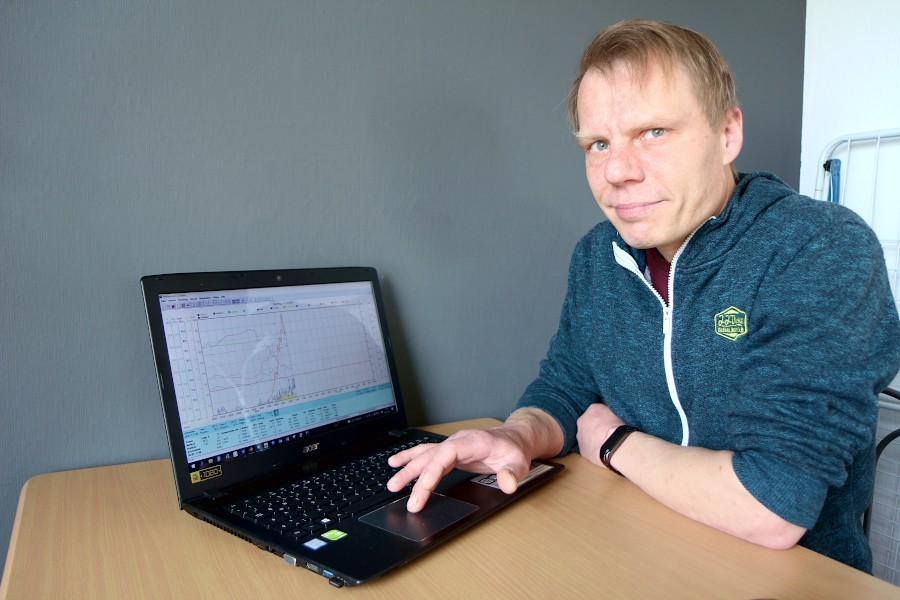 Oliver Bürger sitzt an seinem Laptop, auf dem eine Grafik mit Aufzeichnungen seiner Wetterstation zu sehen ist. Foto: Thomas Dohna