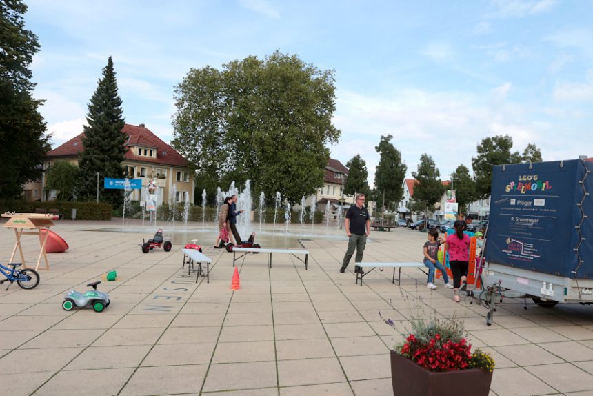 Das Spielmobil des Jugendzentrums Leos ist freitags auf dem Leopoldshöher Marktplatz und bietet Spiele an. Foto: Thomas Dohna