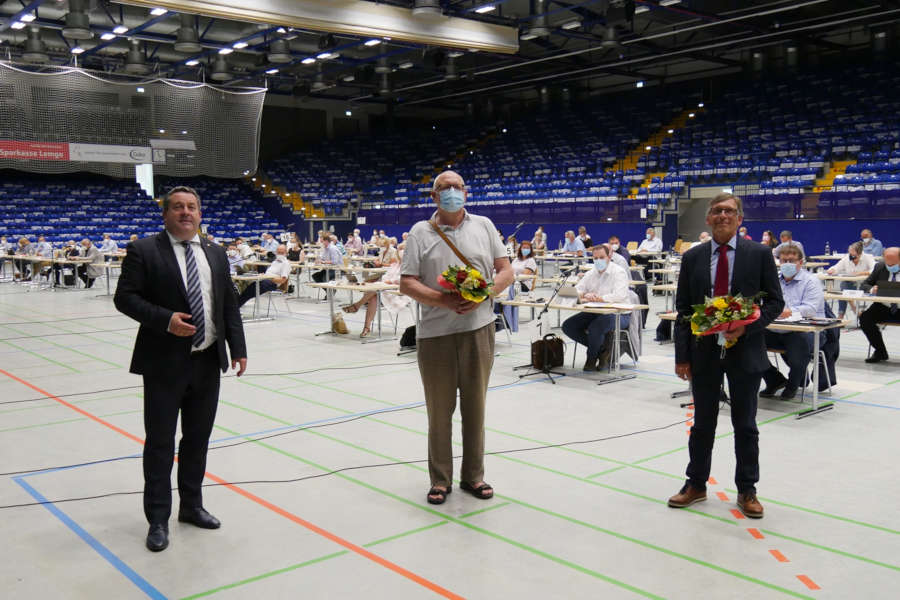 Landrat Dr. Axel Lehmann (links) begrüßt die neuen Behindertenbeauftragten: Michael Meier (Behindertenbeauftragter, rechts) und Rolf Schnülle (stellvertretender Behindertenbeauftragter, Mitte). Foto: Kreis Lippe