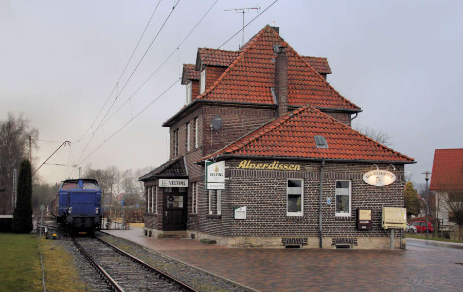 Der Museumszug mit Diesellok am Bahnhof in Alverdissen. (Michael Rehfeld)