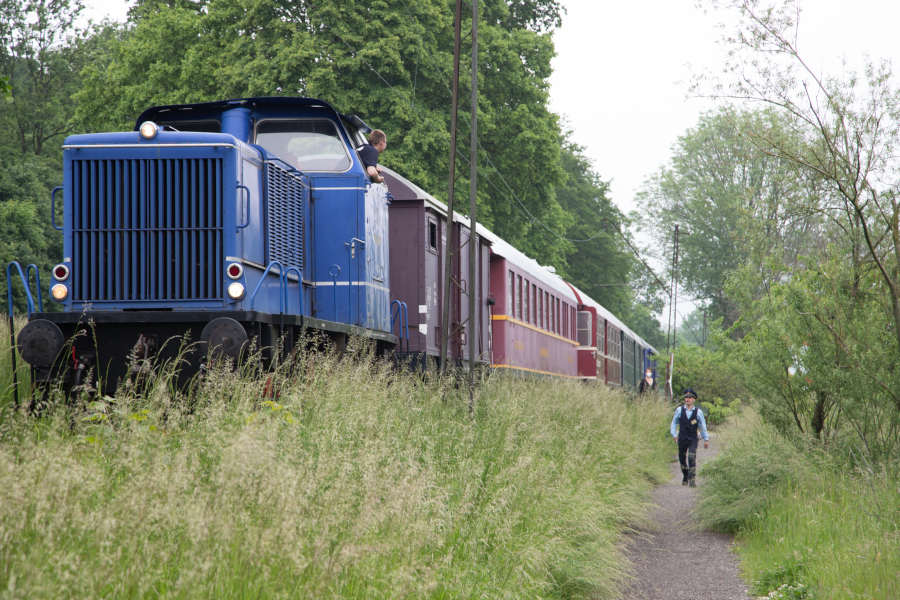 Lokführer Adrian Fahrenkamp und Zugführer Raphael Kahlert mit der Diesellok auf der Strecke zwischen Bösingfeld und Alverdissen. (Peter Wehowsky)