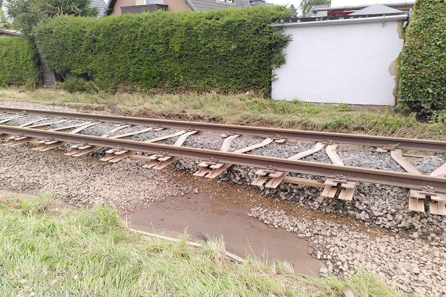 Der Schotter, der unter den Schienen eingebaut war, ist weggespült. Foto: Freiwillige Feuerwehr Leopoldshöhe