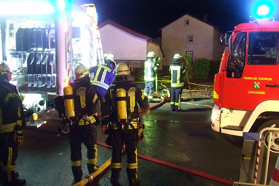 Ein Trupp unter Atemschutz wartet auf seinen Einsatz. Foto: Freiwillige Feuerwehr Leopoldshöhe