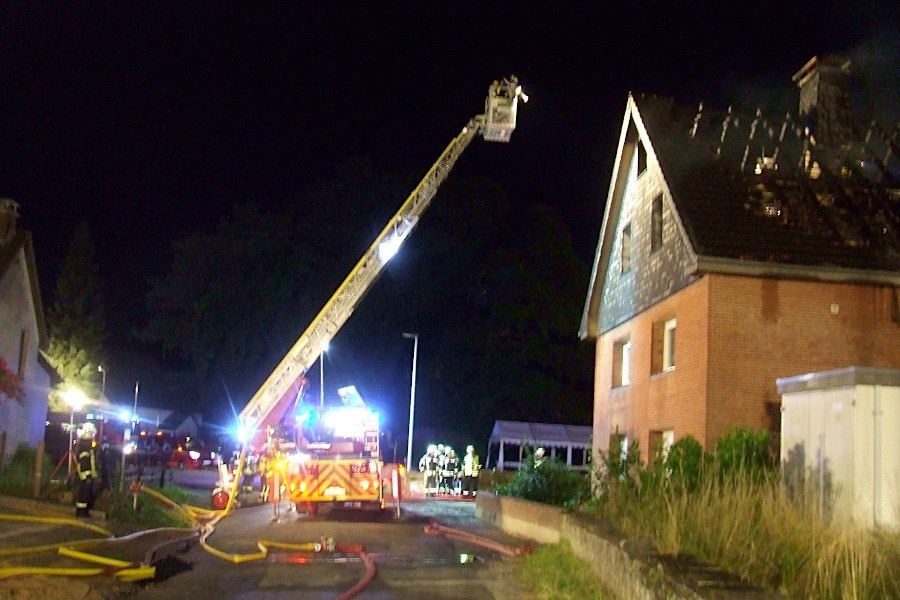 Mit Hilfe der Drehleiter bekämpften die Einsatzkräfte den Brand eines Hauses in Evenhausen von oben. Archivfoto: Freiwillige Feuerwehr Leopoldshöhe