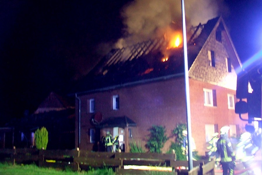 Die Flammen schlagen durch das Dach des Mehrfamilienhauses in Evenhausen. Foto: Freiwillige Feuerwehr Leopoldshöhe