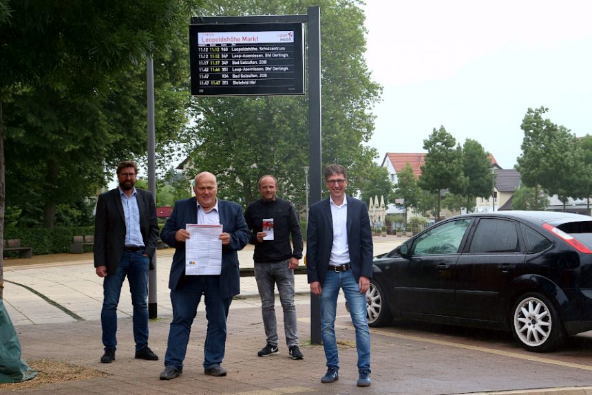 Achim Oberwöhrmeier (Geschäftsführer Kommunale Verkehrsgesellschaft, von links), Ratsmitglied Andreas Brinkmann, Frank Sommer (Gemeindeverwaltung) und Bürgermeister Martin Hoffmann freuen sich über ein neues Busangebot für Bürger in Krentrup-Heipke. Foto: Thomas Dohna