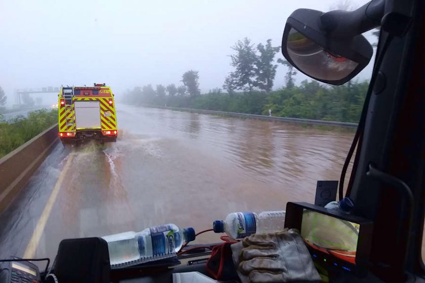 Auf überschwemmten Straßen mussten die Feuerwehrleute in das Katastrophengebiet im Rheinland fahren. Foto: Freiwillige Feuerwehr Leopoldshöhe