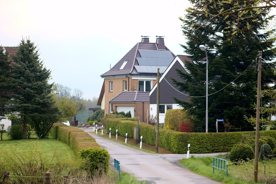 Die Straßen in der Siedlung Holtstraße in Asemissen haben seit Jahrzehnten provisorischen Charakter. Sie sollen 2024 ausgebaut werden, schlägt die Gemeindeverwaltung vor. Archivfoto: Thomas Dohna