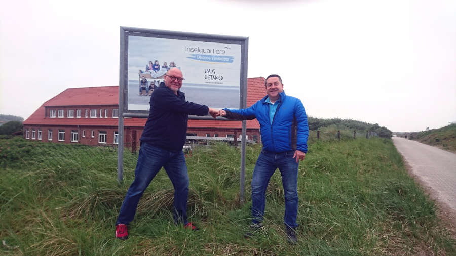 70 Jahre „Haus Detmold“: Landrat Dr. Axel Lehmann und Hausleiter Frank Schwäbisch vor dem Inselquartier auf Norderney.