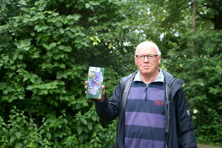 Der Sprecher der Leopoldshöher Gruppe des Naturschutzbundes Deutschlnad, ewald Thies, zeigt den Flyer, mit dem für die Umwandlung von Schotter- in pflegeleichte naturnahe Gärten geworben wird. Foto: Thomas Dohna