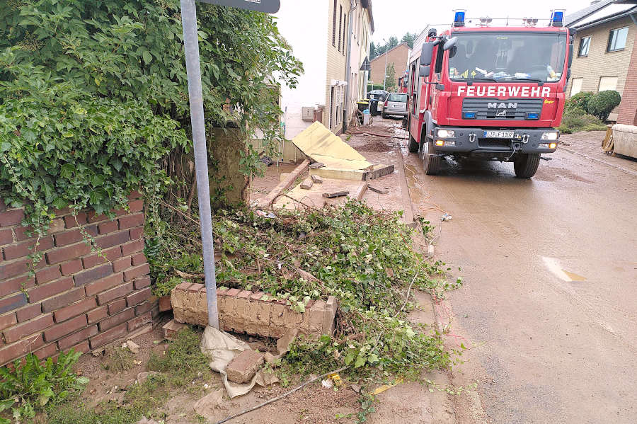 In einer zuvor noch überfluteten Straße steht der Rüstwagen der Leopoldshöher Feuerwehr und sorgt für Strom für Pumpen. Foto: Freiwillige Feuerwehr Leopoldshöhe