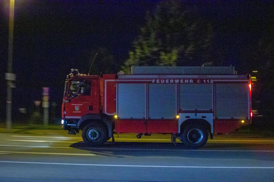 Der Rüstwagen der Freiwilligen Feuerwehr Leopoldshöhe ist auf dem Weg zur Feuerwache Bad Salzuflen. Dort sammeln sich die Kräfte aus Lippe, die nach Euskirchen ausrücken, um dort gegen das hochwasser zu kämpfen. Foto: Leon Stock