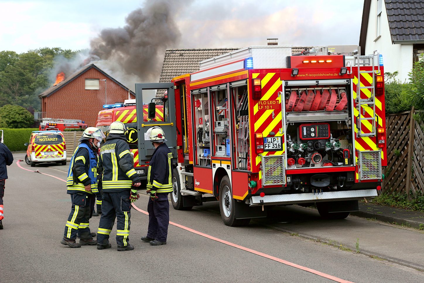 Dichter Rauch dringt aus dem Haus am Iltisweg. Die Feuerwehr ist gerade eingetroffen. Foto: Edeltraud Dombert