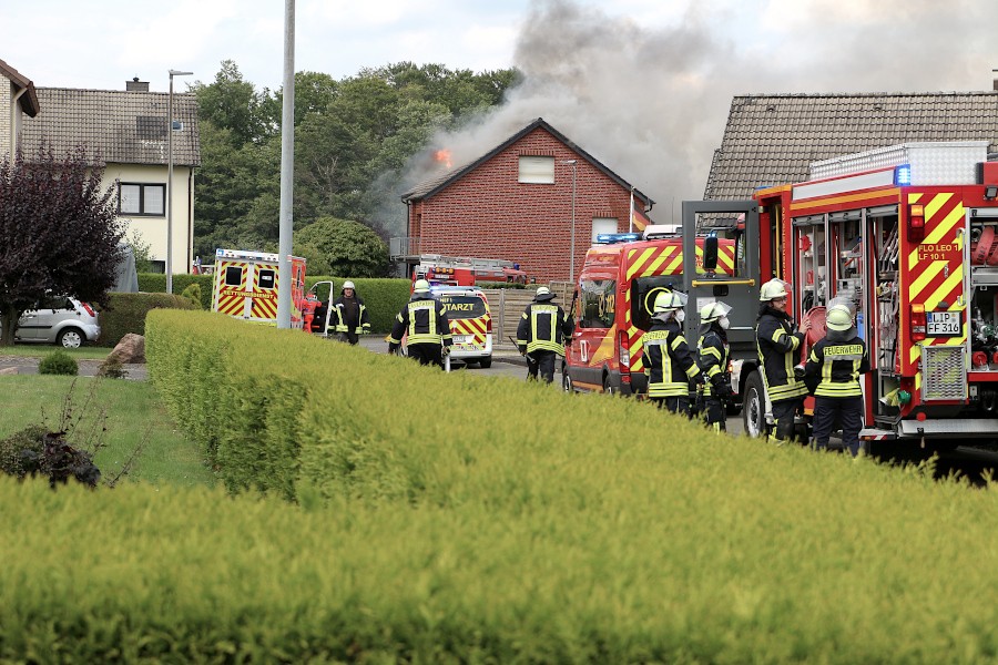 Als die Feuerwehr am Iltisweg eintrifft, schalgen die Flammen schon durch das dach. Foto: Edeltraud Dombert