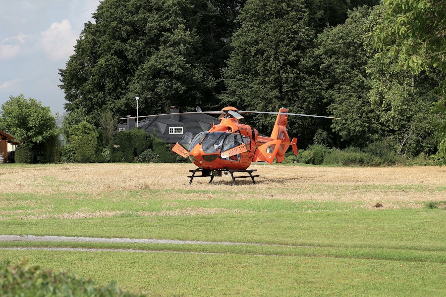 Der Rettungshubschrauber Christoph 13 wartet auf einem Feld auf den Schwerverletzten. Foto: Edeltraud Dombert