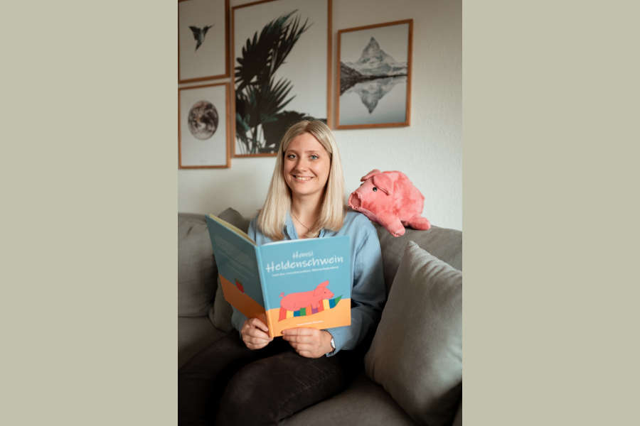 Laura Putschies und Hansi Heldenschwein lesen in dem Buch „Hansi Heldenschwein und das verschwundene Marmeladenbrot“. Foto: Privat