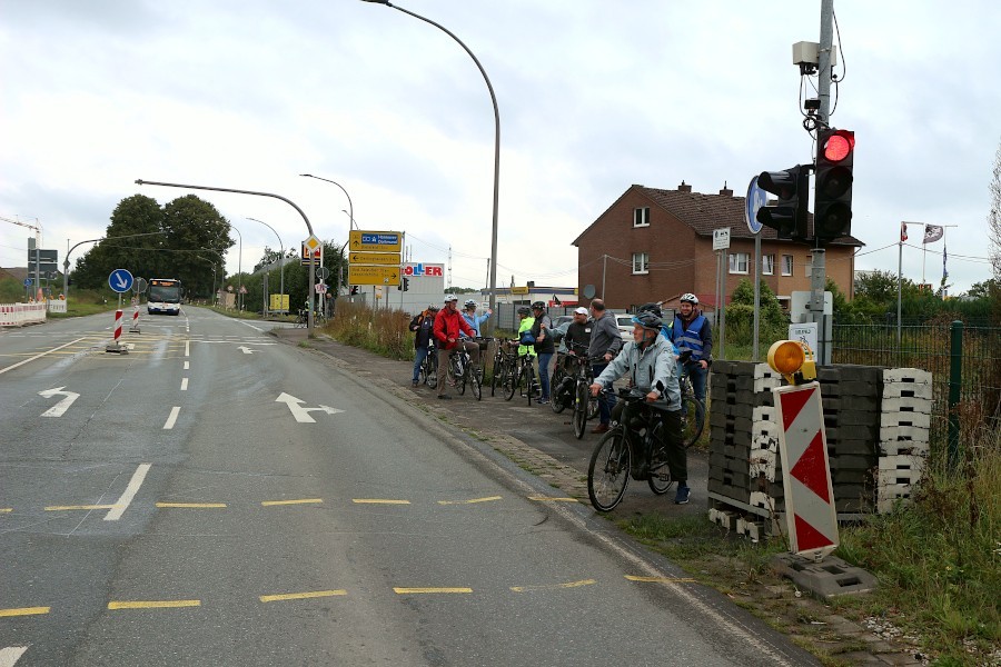 Gemeinderatsmitglieder warten bei ihrer Schnatfahrt an der Ampel an der B66 auf Grün. Sie stehen auf einem provisorisch angelegtem Radweg. Fahrradfahrer kritisieren die Wegführung an der Baustelle der B66 in asemissen. Archivfoto: Thomas Dohna